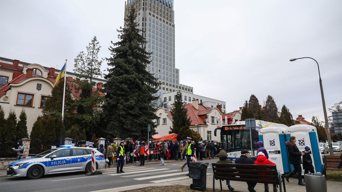 Украинские беженцы в Польше – как оформить доверенность через украинское  консульство | РБК Украина