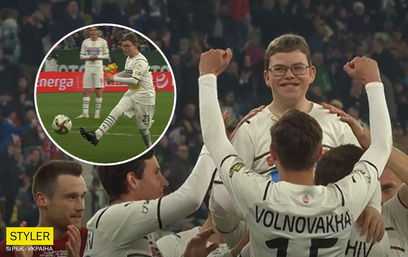 Мальчик из Мариуполя забил гол за Шахтер - видео | Стайлер