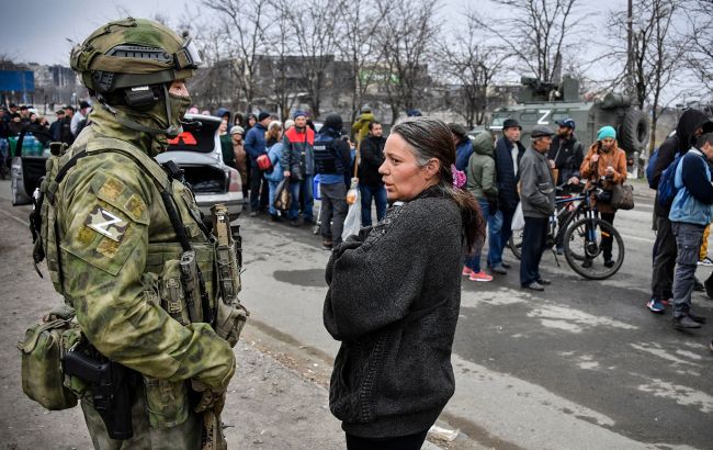 Забрали все та вихваляються "допомогою": у Маріуполі люди стоять в величезних чергах за хлібом