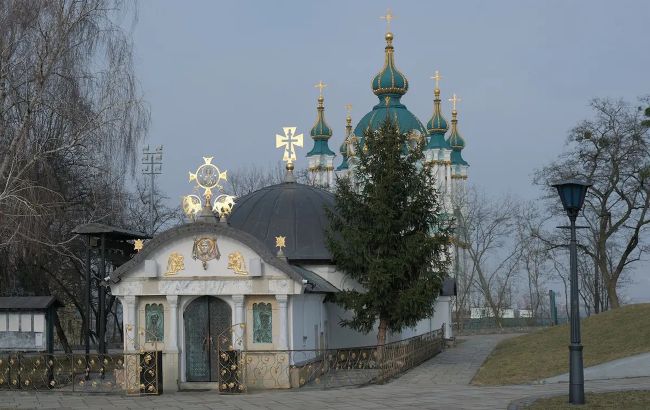 У Києві демонтували незаконний храм-маф УПЦ МП біля Десятинної церкви