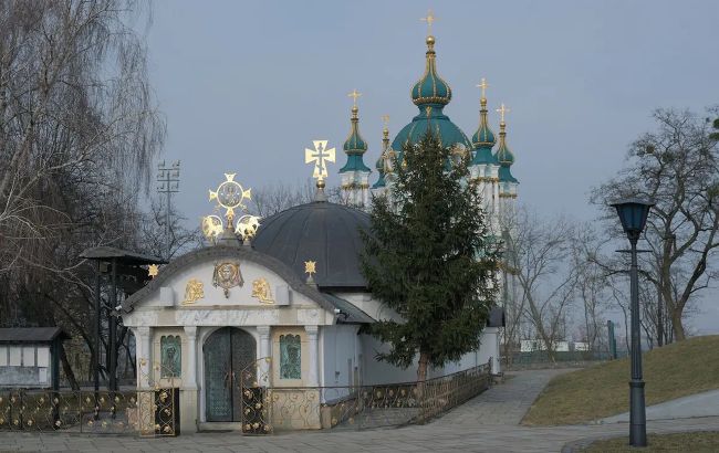 В Киеве демонтировали незаконный храм-маф УПЦ МП возле Десятинной церкви