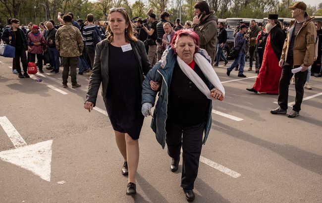 В Мелитополе украинцев заставляют сутками ночевать в поле: "Могут пристрелить в посадке"