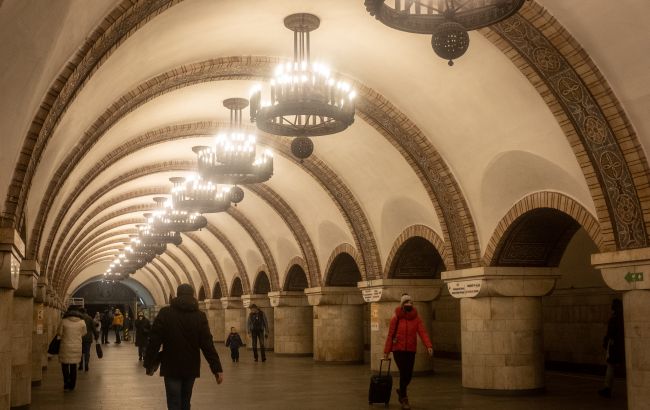 В Киеве из-за обстрела остановили красную ветку метро