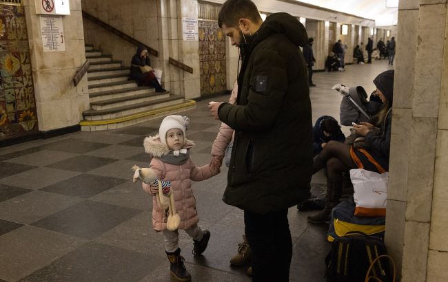 Як допомогти дитині впоратися зі страхом, коли за вікном гримлять вибухи