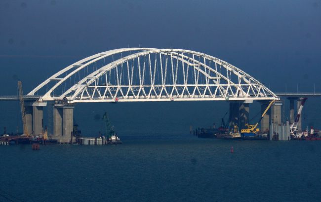 Кримський міст намагаються врятувати від морських дронів за допомогою бонових загороджень