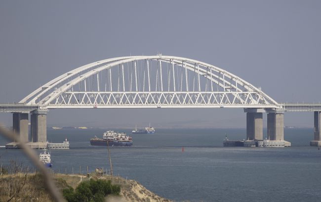 Боятся удара? Россияне стягивают ПВО и баржи к Крымскому мосту, - партизаны