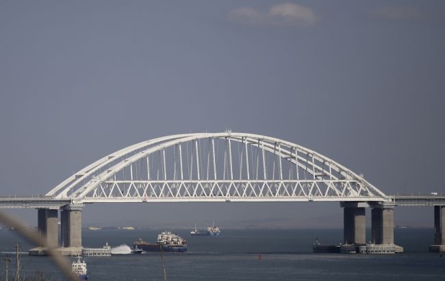 Перекидають техніку і забивають палі. З'явились фото укріплення Керченського мосту