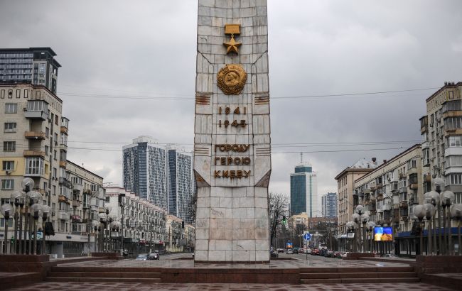 В Киеве с двух советских памятников был снят статус охранных. Это позволит их снести