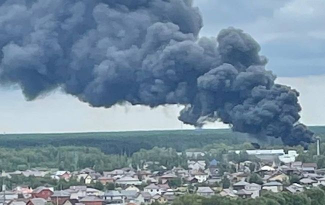 В Подмосковье снова пожар, в небе столб дыма со стороны промзоны