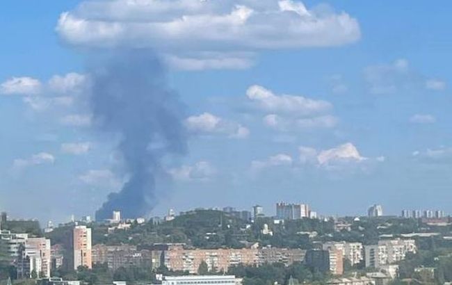 Над Донецьком видніється стовп диму, жаліються на обстріли