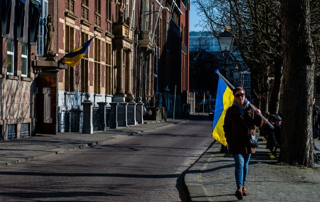 Сплять у машинах. У країні ЄС закрили важливий центр для українських біженців