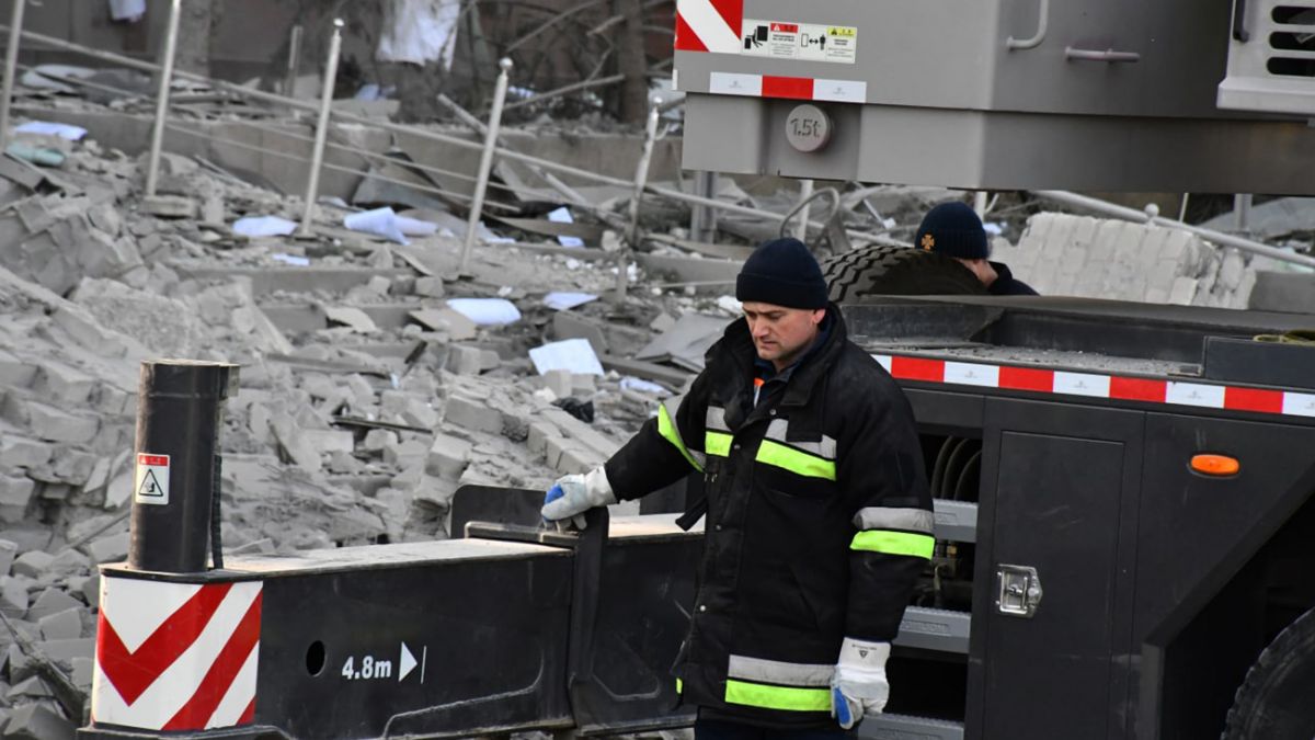 Обстрел Николаевской ОГА - из-под завалов достали 12 погибших | РБК-Україна