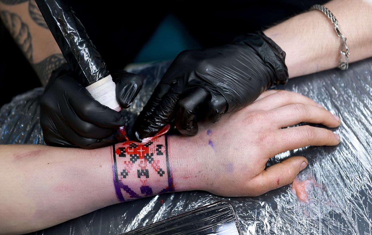 Загадочная татуировка - несколько точек на левой руке