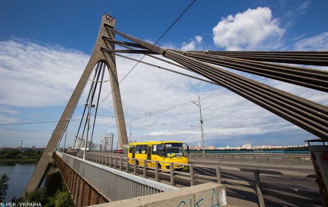 У Києві на Північному мосту з автомобіля випав гараж та впав у воду