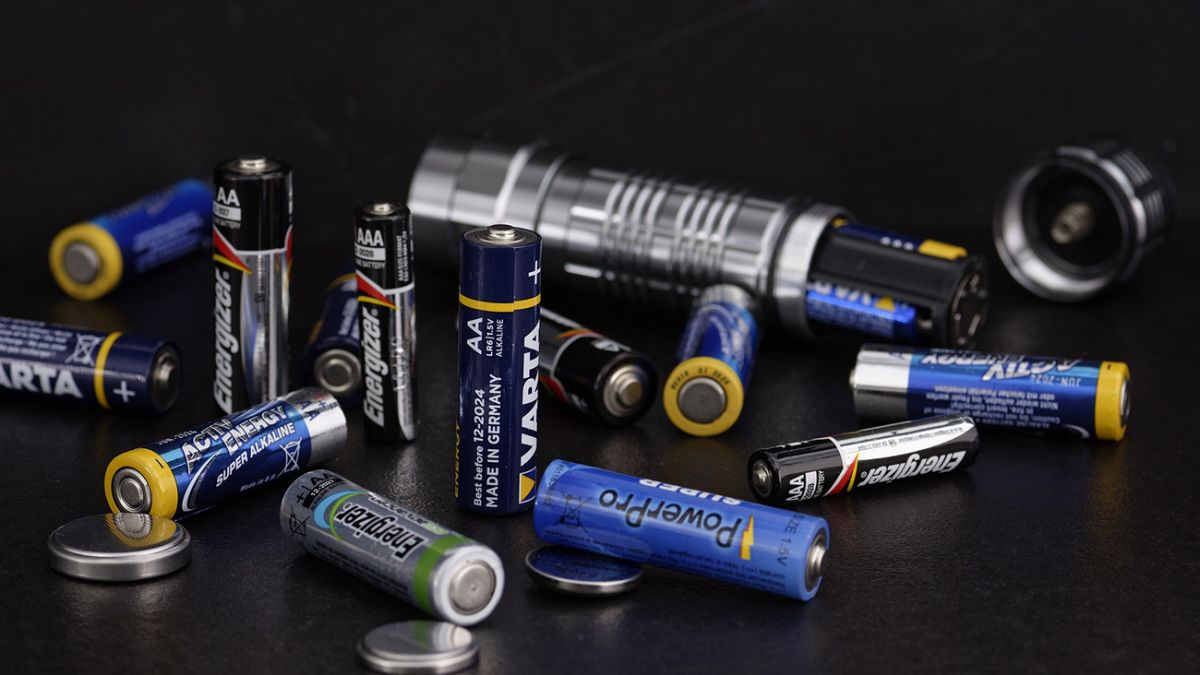 Почему нельзя выкидывать батарейки и аккумуляторы