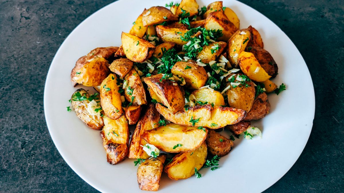 Картофель по-деревенски с чесноком в духовке — рецепт с фото пошагово