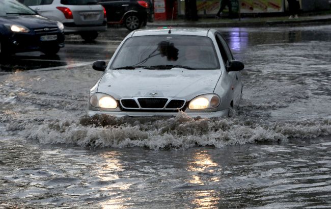Грязная вода течет прямо по дороге. В Киеве произошел потоп (видео)