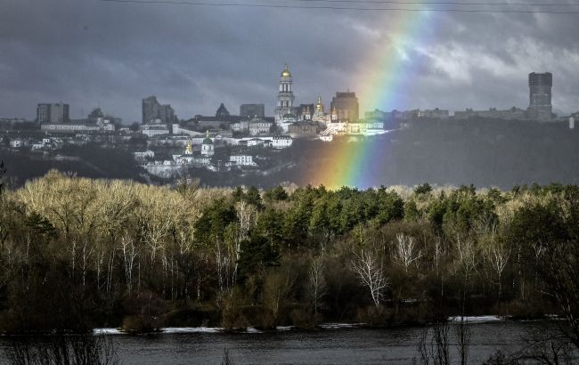 Жара, но осадки почти повсюду. Где не будет дождей в Украине завтра