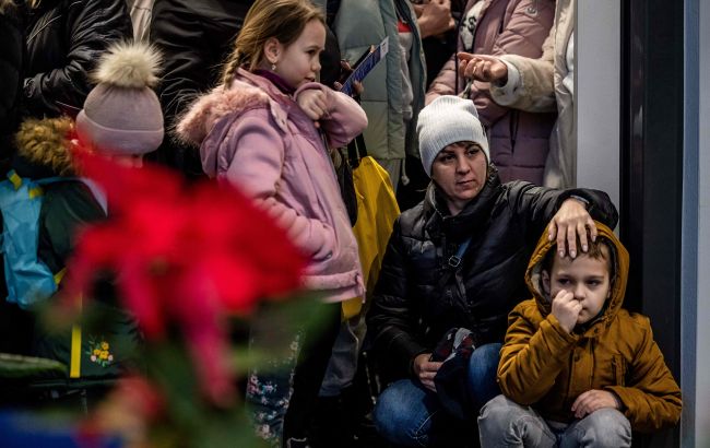 Низка країн Європи змінює правила для українських біженців: що буде з виплатами і житлом