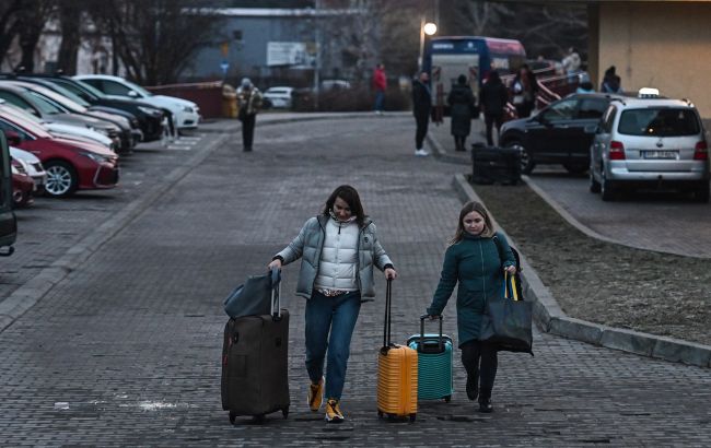 Украина и ЕС обсуждают предстоящее возвращение украинских беженцев, - Politico