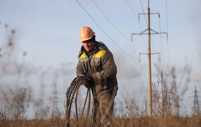 До трьох черг відразу. Українцям розповіли про графіки відключення світла на завтра