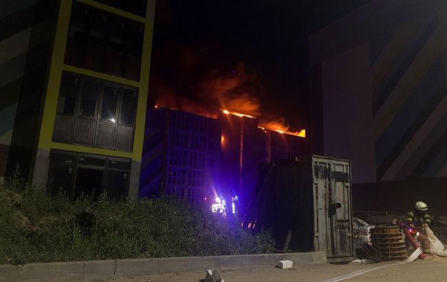 Горить дах і злітає обшивка: у Києві пожежа в недобудованому будинку