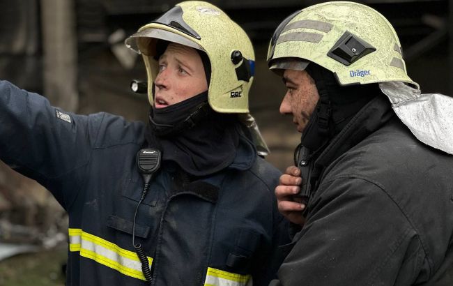 "Прильоти" без тривоги та велика пожежа. Що відомо про наслідки удару по Харкову