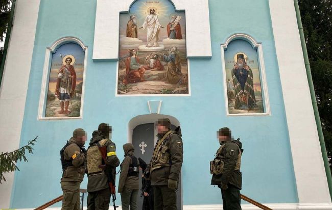 СБУ нашла в храмах МП российские паспорта, похищенные иконы и флаг "Новороссии"
