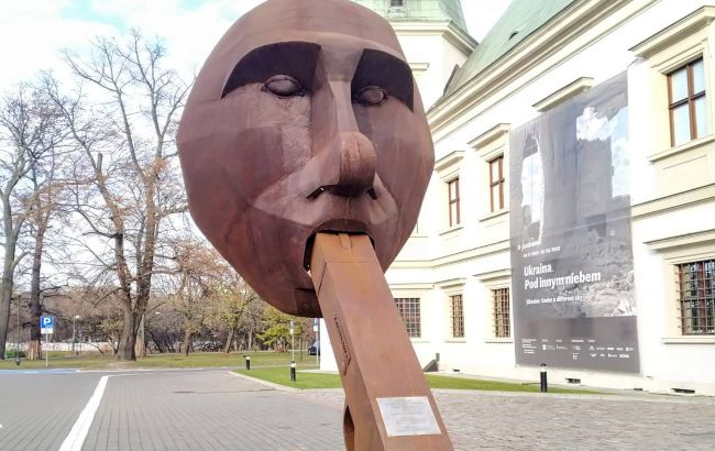 У Варшаву приїхала скандальна скульптура Путіна: "люди стають у чергу, щоб поглузувати з потвори"