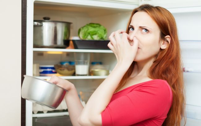 Відмовтеся від цих звичок: 7 причин, чому холодильник має неприємний запах