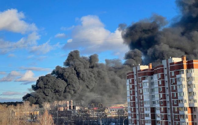 В Екатеринбурге вспыхнул масштабный пожар на заводе (фото, видео)