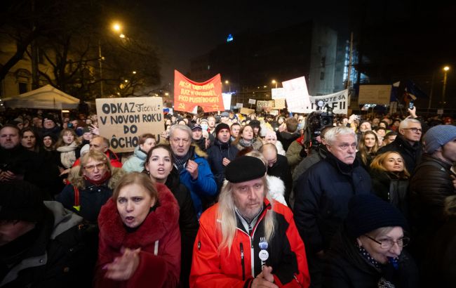 Тисячі словаків вийшли протестувати на вулиці проти уряду Фіцо