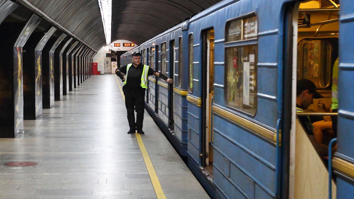 Метро Киева без света из-за ракетных ударов - видео | Новости РБК Украина