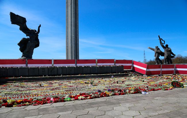 В Латвии россияне мешали сносу памятника. Пятерых задержали, им грозит депортация