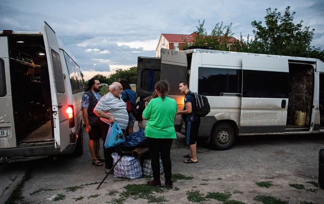 Поліція показала процес евакуації під обстрілами з прифронтового Вугледара (відео)