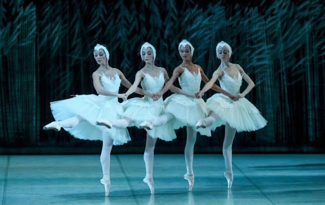 В годовщину вторжения РФ в Украину в Кремле покажут балет "Лебединое озеро"