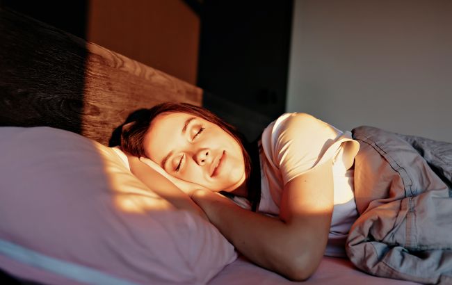 Сон у літню спеку. Ці хитрощі допоможуть заснути та гарно відпочити