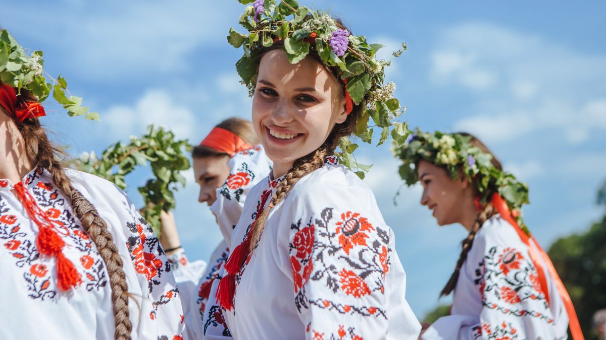 СМС-поздравления с праздником Ивана Купалы 2019: стихи и открытки