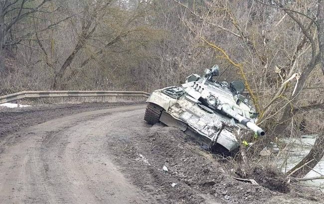 Окупанти знищують власну техніку, аби видати її за "підбиту українську" для фотозвіту