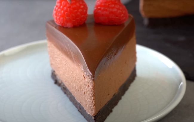 Ефектне тістечко з шоколадним мусом: простий рецепт без випікання