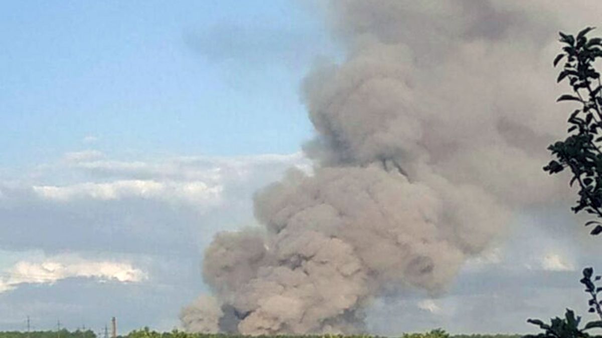 На территории оккупированной Луганской области горит склад боеприпасов