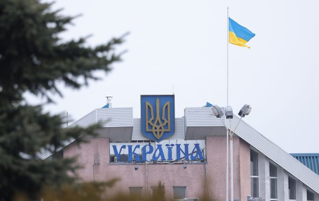 Україна повідомила Єврокомісію про призупинення пропуску вантажівок в сторону Польщі