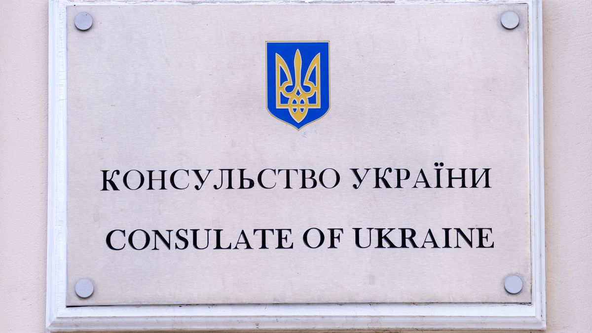 Кому нужно становиться на консульский учет за границей: объяснение юриста |  РБК Украина