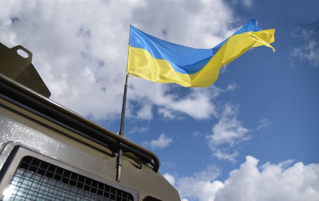 Десантники ЗСУ встановили прапор України в одному з населених пунктів РФ (відео)