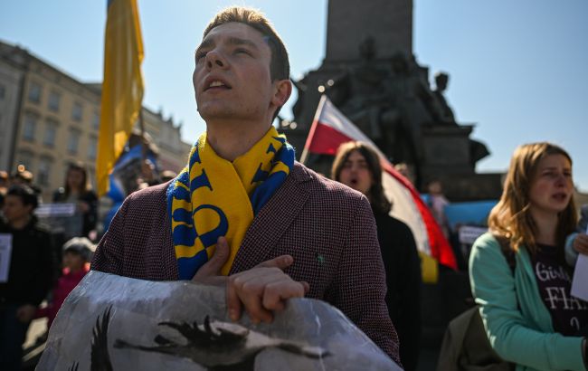 Виплати біженцям у Польщі: які доходи враховуються та коли можуть зупинити підтримку