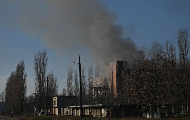 В оккупированном Мариуполе раздался взрыв и возник пожар