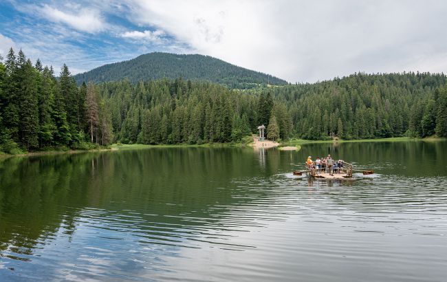 5 самых больших и красивых озер Украины: куда стоит поехать всей семьей