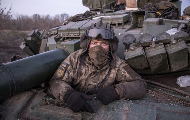 Українські бійці показали, як з танка знищують бліндаж та загородження росіян (відео)