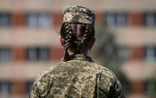 Військовий облік жінок в Україні та заборона на виїзд: відповіді на головні питання