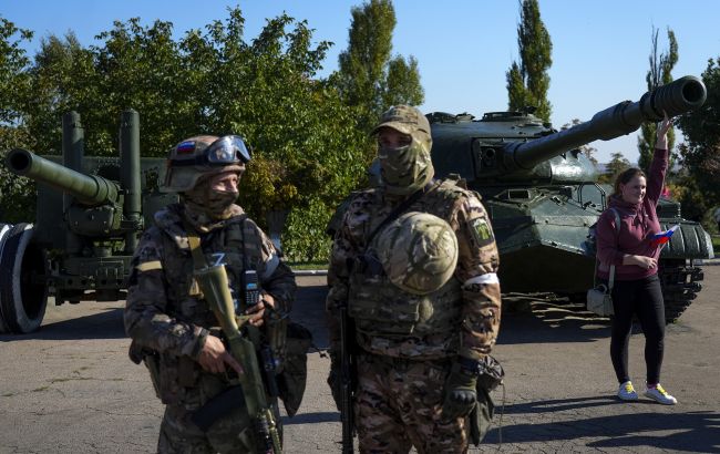 В Донецьку пролунали вибухи, підіймаються густі клуби диму (фото, відео)